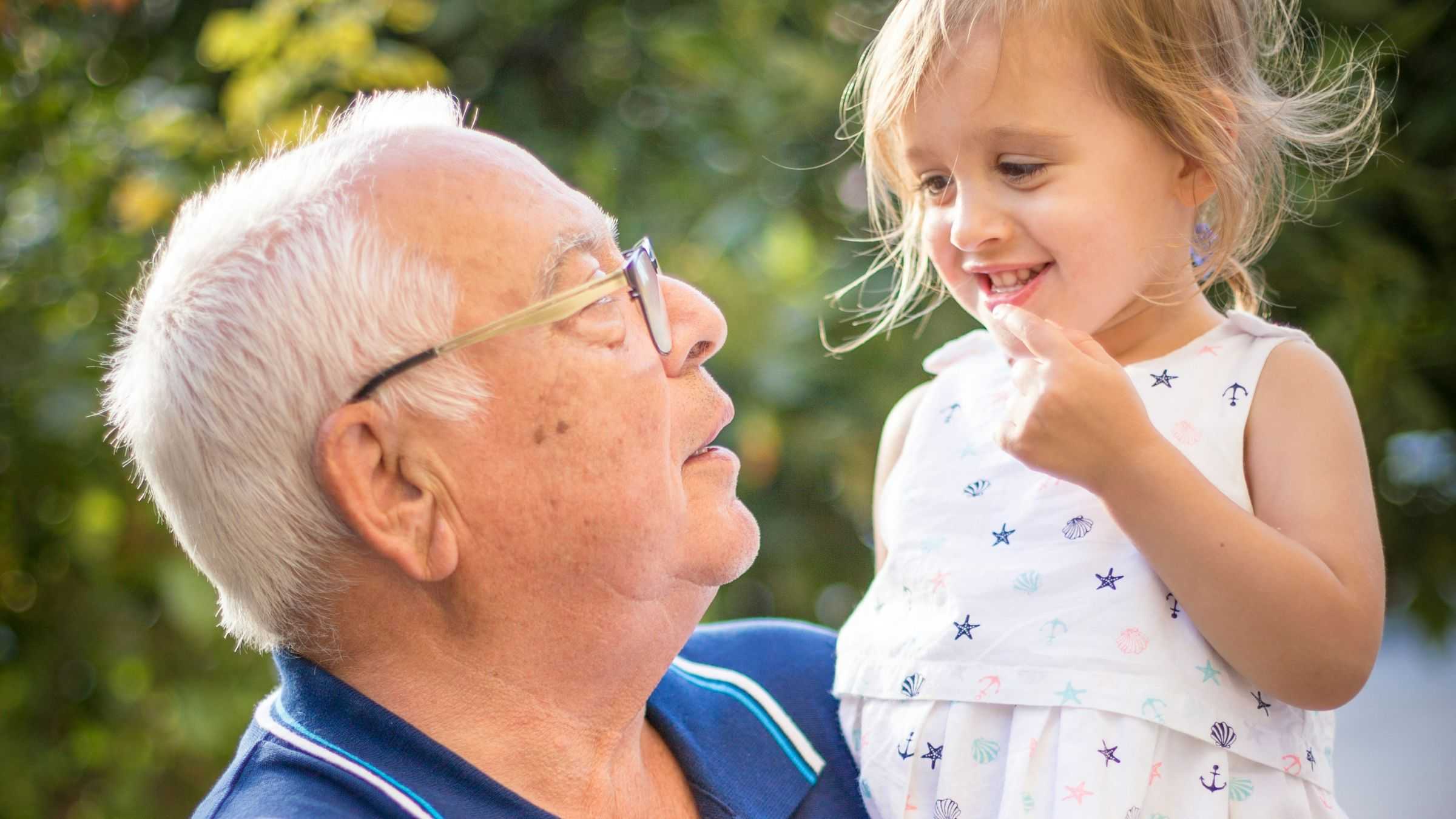Kenapa Kakek dan Nenek Terlihat Lebih Lembut kepada Cucunya?